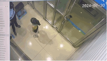 教科書(shū)式自救！小女孩走丟，竟用ATM機(jī)的世邦緊急對(duì)講求助