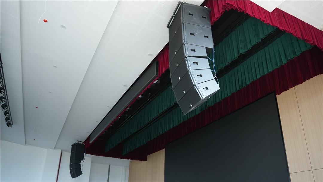 報告廳擴聲選型：線陣列“音箱組合”與“音柱”到底有何區(qū)別？