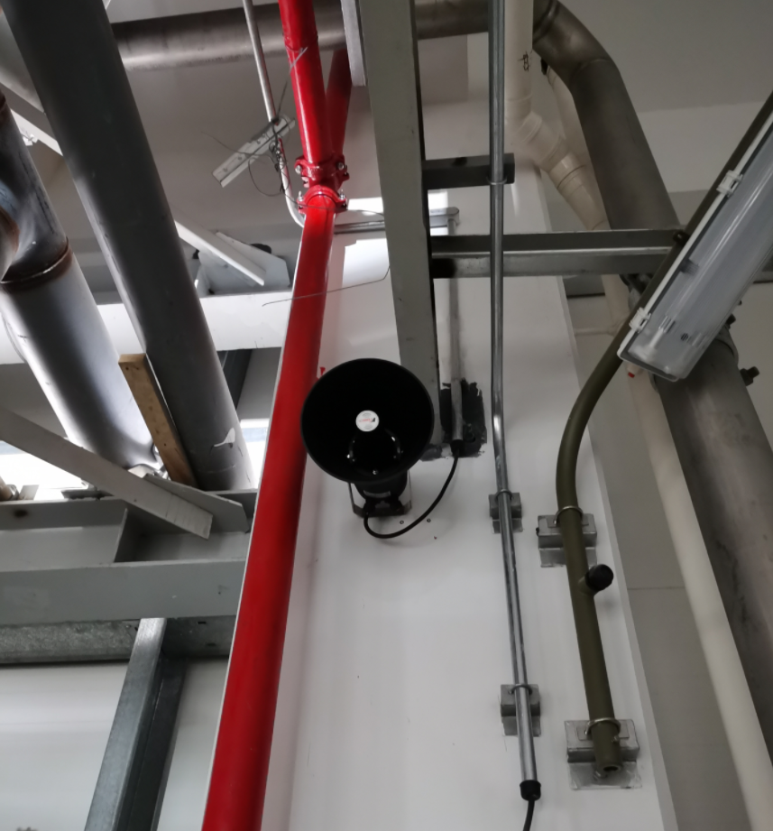 穿透轟鳴：定向擴(kuò)聲如何在嘈雜工業(yè)環(huán)境中重建“聽覺秩序”