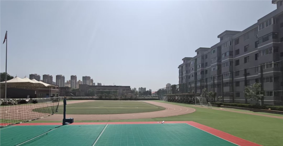 靜音操場定向音柱的位姿設計指南